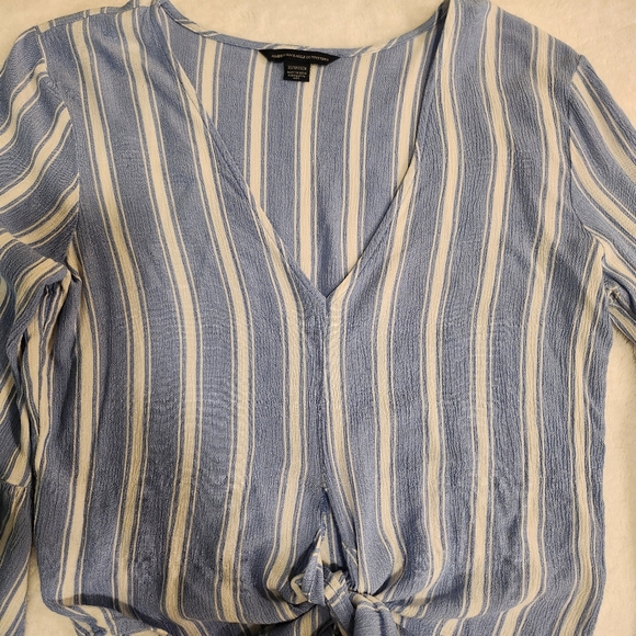 AMERICAN EAGLE OUTFITTERS Striped Blue and White Longsleeve Blouse Size XS - Picture 4 of 8
